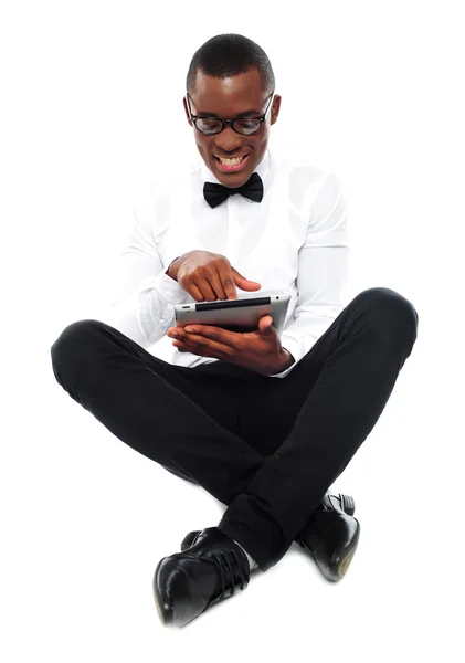 Африканский мальчик смотрит видео на планшетном компьютере — стоковое фото