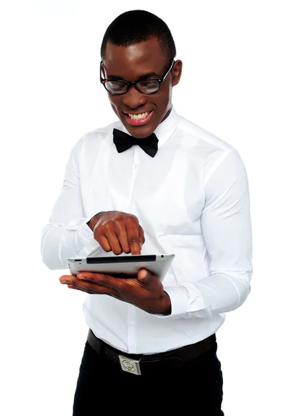 Lachende Afrikaanse jongen tablet-pc gebruiken — Stockfoto