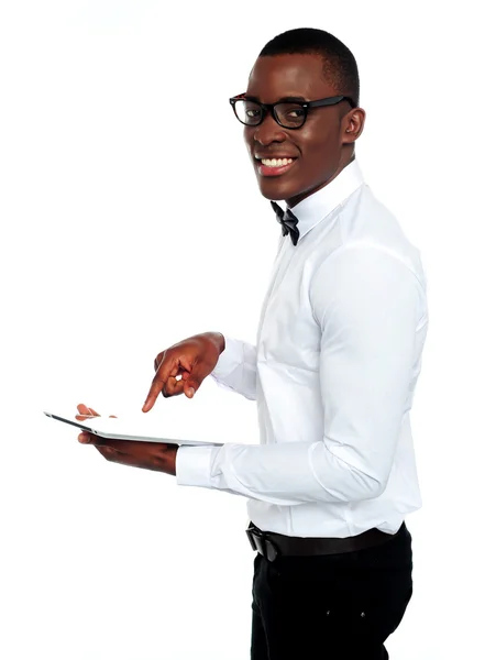 S úsměvem africké provozní zařízení Touchpad — Stock fotografie