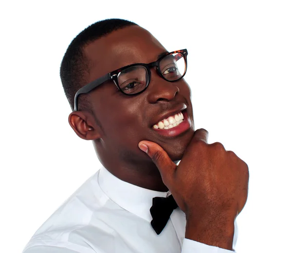 Lachende jonge man met kin op hand — Stockfoto