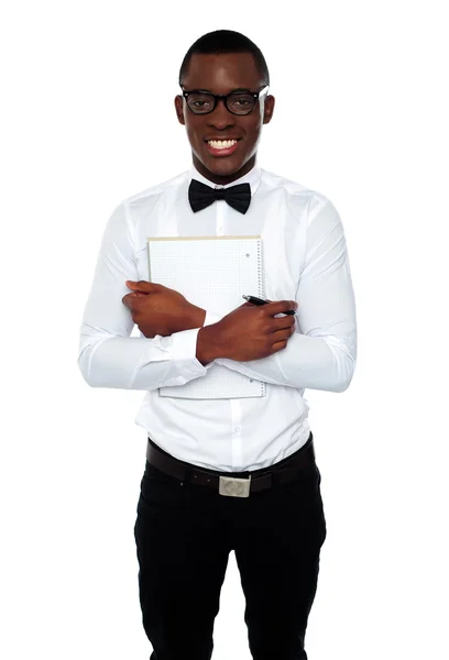 Afrikaanse man houden spiraal notebook — Stockfoto