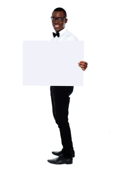 Représentant masculin montrant bannière panneau d'affichage annonce — Photo