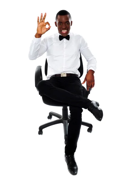 Afrikanska företag man visar okej gest — Stockfoto