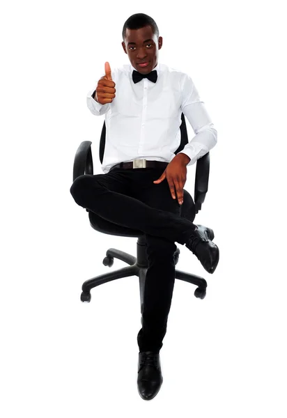Confident man with thumbs-up gesture — Stock Photo, Image
