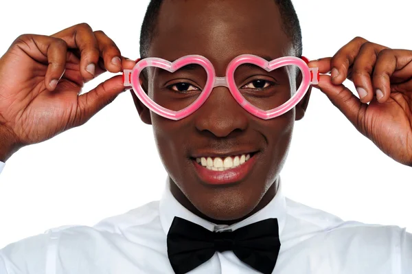 Uśmiechnięty mężczyzna sobie serca kształcie okulary — Zdjęcie stockowe