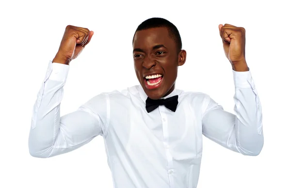 Podekscytowany afrykańskiego człowieka, ciesząc się jego sukcesu — Zdjęcie stockowe