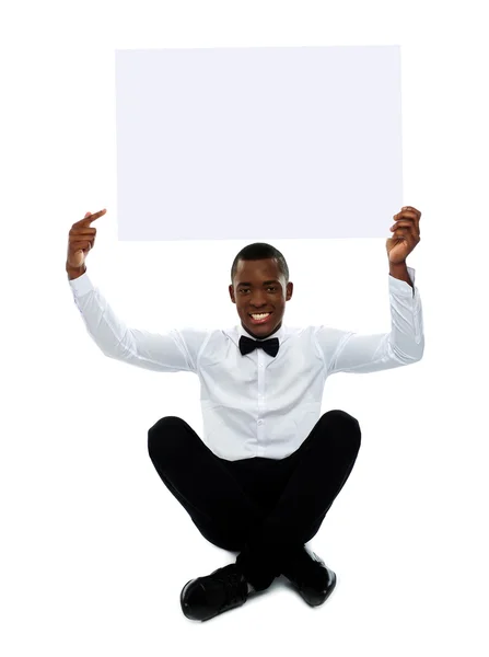 Mann zeigt auf leere Plakatwand. Kopierraum — Stockfoto