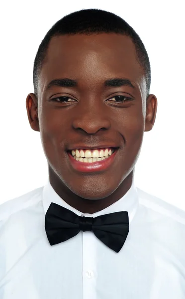 Närbild porträtt av vacker afrikansk kille — Stockfoto