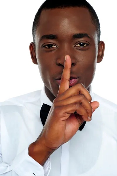 Hombre negro mostrando gesto de silencio — Foto de Stock