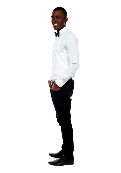 Volle lengte weergave van slimme jonge man. kant pose — Stockfoto