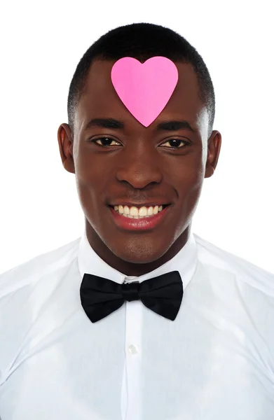 Αφρικανική άνθρωπος με καρδιά ροζ χάρτινο στο μέτωπό του — Φωτογραφία Αρχείου