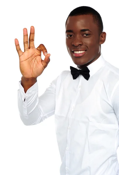 Jeune garçon africain montrant un geste correct — Photo
