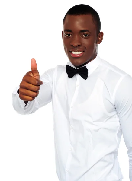 Afrikaanse jongen in partij-wear gebaren thumbs-up — Stockfoto