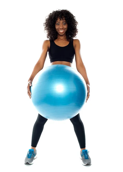 Sporty woman holding pilate ball — Stock Photo, Image