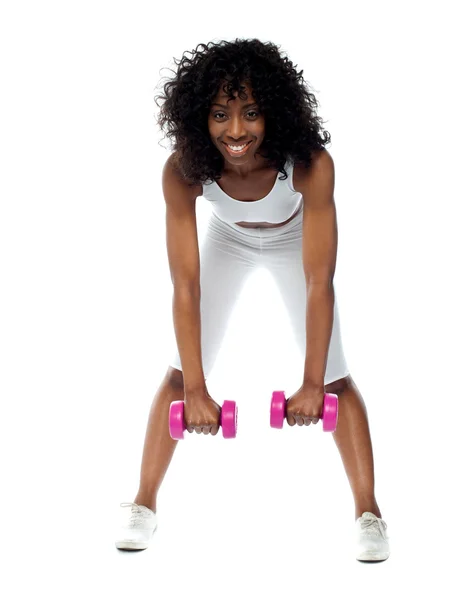 Mujer en forma haciendo ejercicio. Agacharse. —  Fotos de Stock