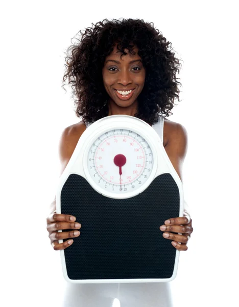 Atleta africano mostrando balança de pesagem — Fotografia de Stock