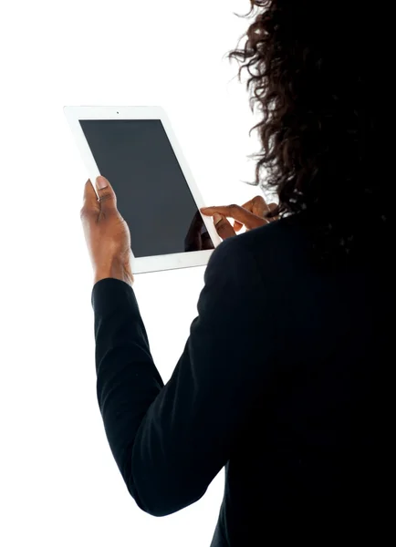 Обрезанное изображение женщины, использующей беспроводной компьютер — стоковое фото