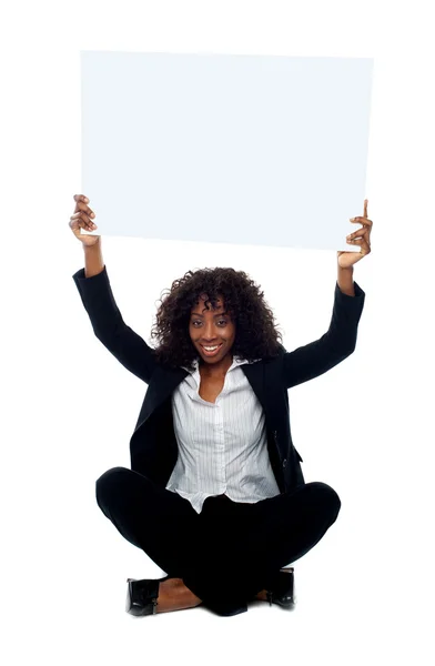 Executivo feminino com quadro branco sobre a cabeça — Fotografia de Stock