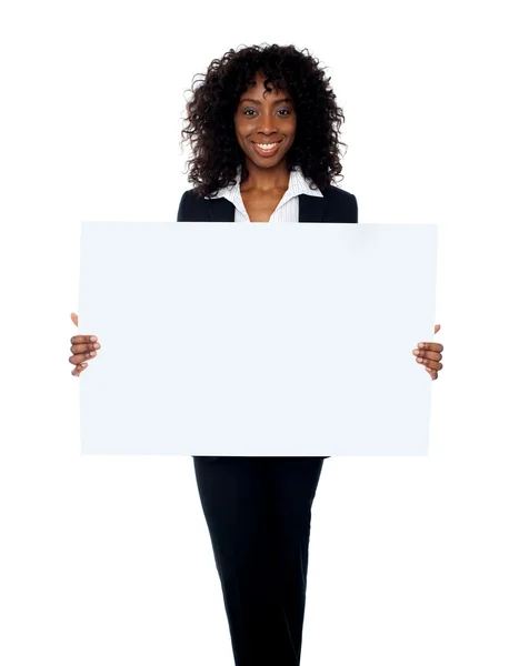 Mujer africana mostrando pancarta publicitaria — Foto de Stock
