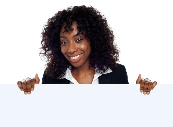 Boş beyaz afişini tutan genç kadın — Stok fotoğraf