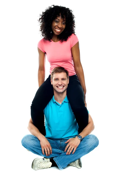 Freundin reitet auf der Schulter ihres Mannes — Stockfoto