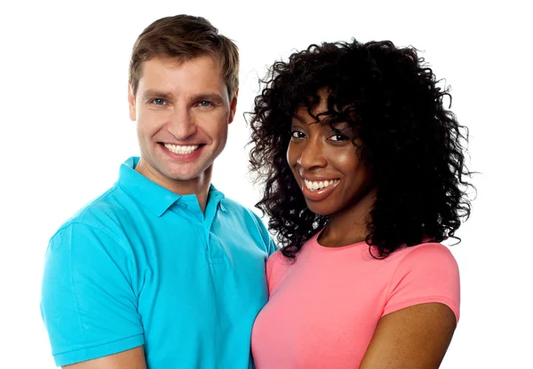 Glückliches junges Paar lächelt — Stockfoto