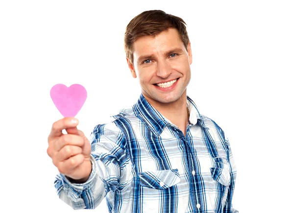 Homem mostrando coração de papel rosa — Fotografia de Stock