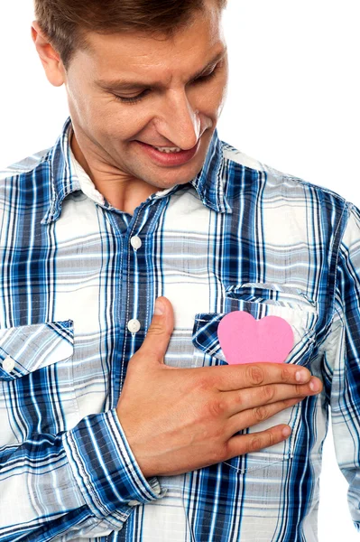 Hombre guapo sosteniendo el corazón de papel — Foto de Stock
