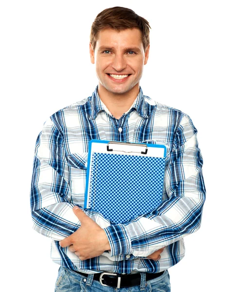 Молодий чоловік тримає буфер обміну і блокнот — стокове фото