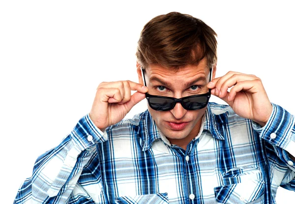 Selbstbewusster junger Mann guckt aus der Brille — Stockfoto