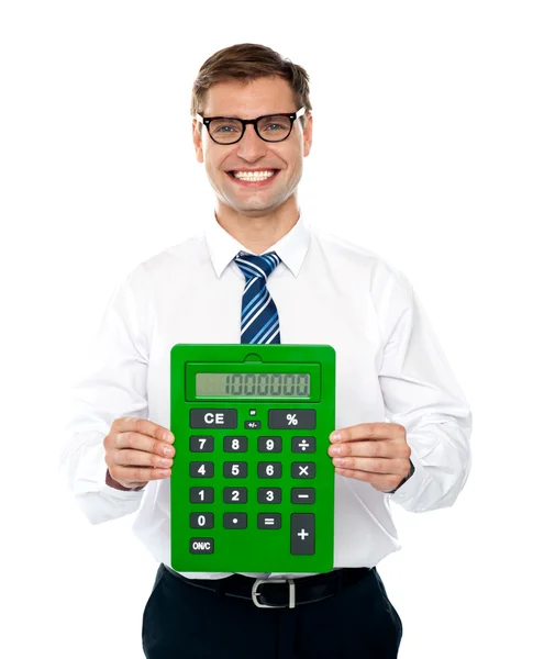 Ejecutiva masculina mostrando calculadora verde — Foto de Stock