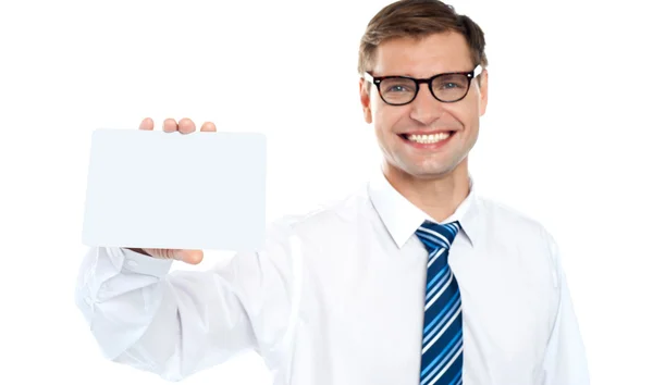 Knappe man toont blanco visitekaartje — Stockfoto