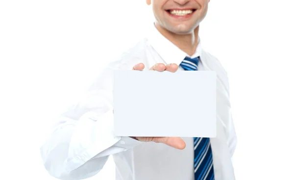 Bir adam iş kartı gösteren resim kırpılmış — Stok fotoğraf