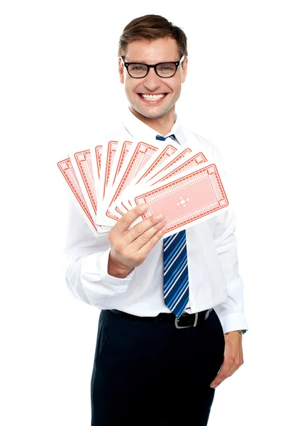 Uomo allegro che regge le carte da gioco — Foto Stock