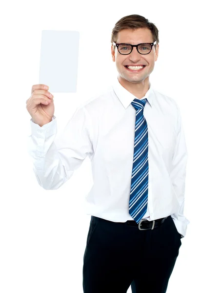 Корпоративный мужчина держит чистую белую карточку — стоковое фото