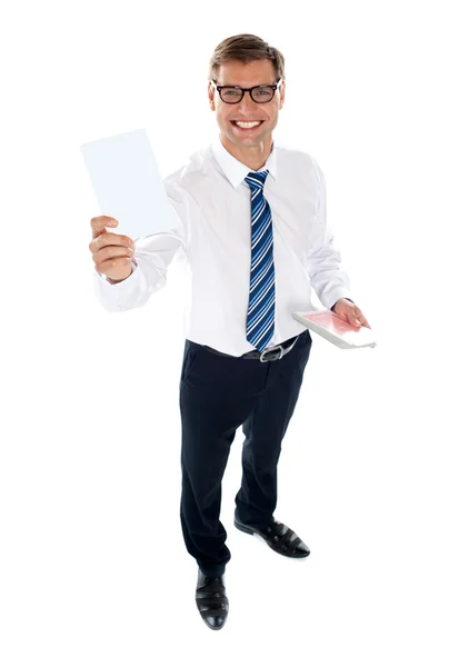 Корпоративный мужчина показывает чистую игральную карту — стоковое фото