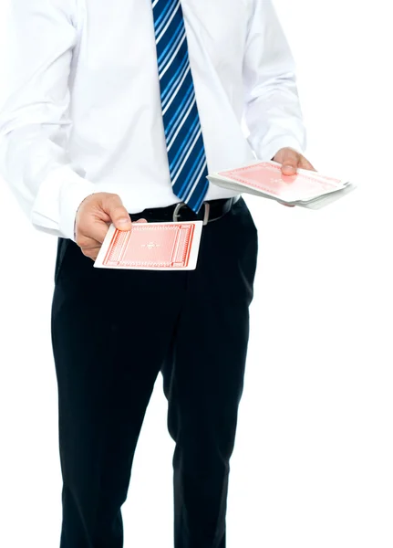 Imagen recortada de un hombre sosteniendo cartas — Foto de Stock