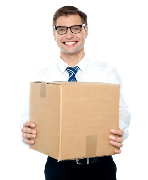 Empresario sosteniendo el cartón embalado — Foto de Stock