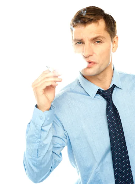 Молодой бизнесмен курит сигарету — стоковое фото
