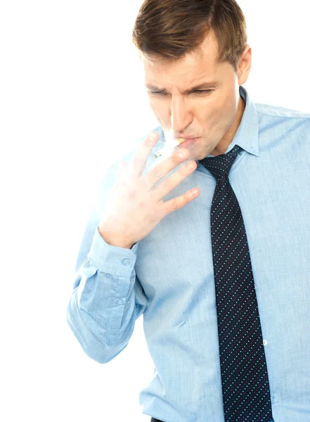 Jovem corporativo macho fuma um cigarro — Fotografia de Stock