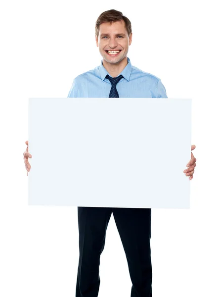Hombre corporativo mostrando pancarta de cartelera — Foto de Stock