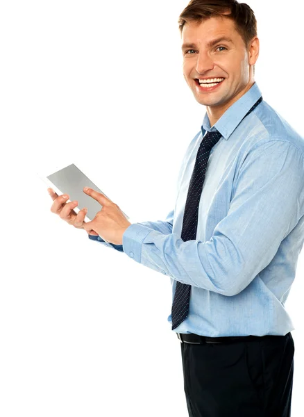 Geschäftsmann mit elektronischem Touchpad-Tablet — Stockfoto