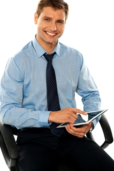 Homem de negócios relaxado usando tablet pc — Fotografia de Stock