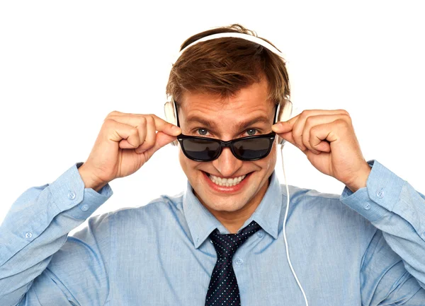 Muzikale kerel gluren uit zonnebril — Stockfoto