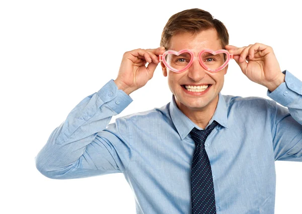Człowiek sobie okulary w kształcie serca — Zdjęcie stockowe