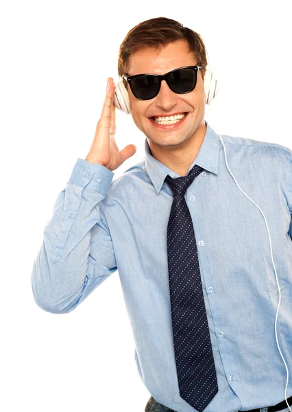 Guy portant des lunettes de soleil et écoutant de la musique — Photo