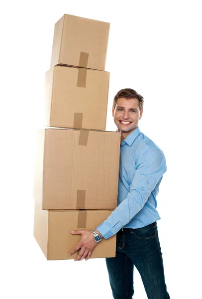 Lachende mannelijke bedrijf stapel kartons — Stockfoto