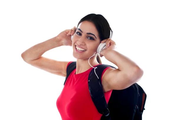 Trendiga casual flicka lyssna på musik — Stockfoto