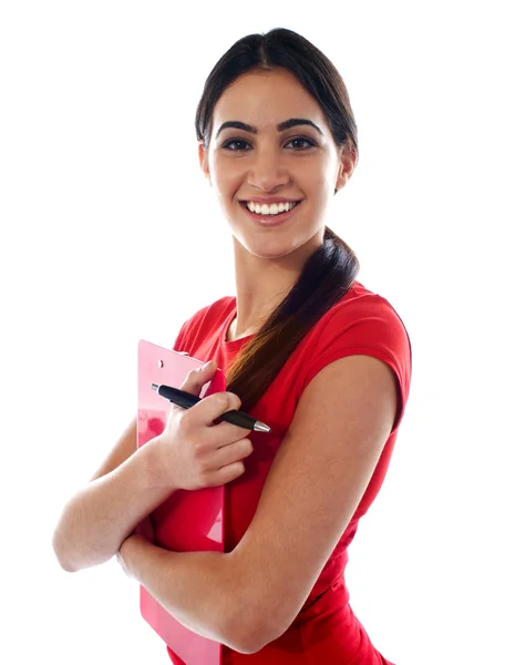 Усміхнена сучасна дівчина тримає буфер обміну — стокове фото