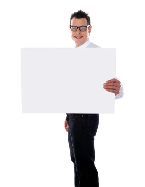 Sonriente tipo sosteniendo anuncio de pancarta con una mano — Foto de Stock